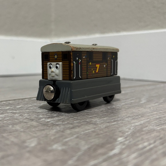 Wooden Celebration Toby - Picture 2 of 8